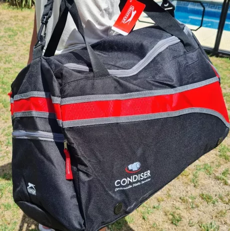 Bolso de viaje con logo estampado