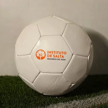 Pelota de futbol con logo