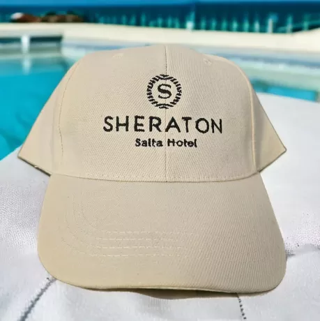 Gorra con logo bordado