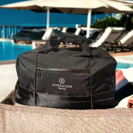 Bolso deportivo urbano con logo estampado