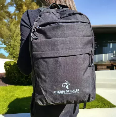 Mochila con logo estampado