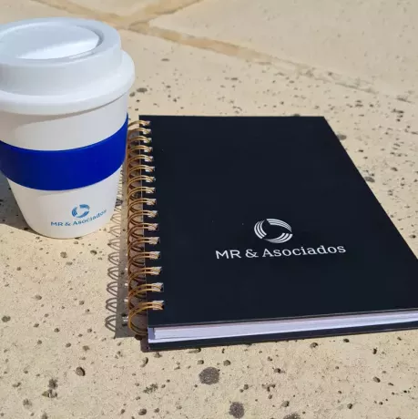 Vaso y cuaderno con logo