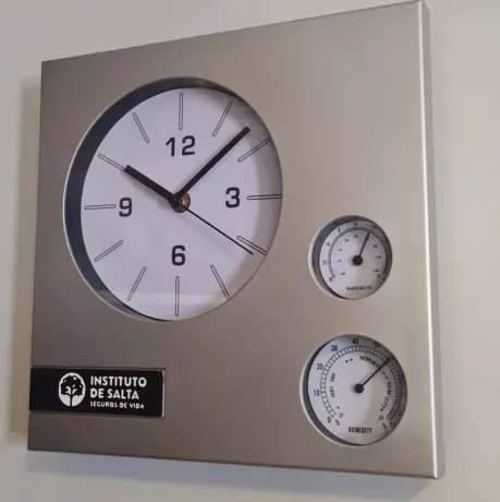 Reloj de pared con logo