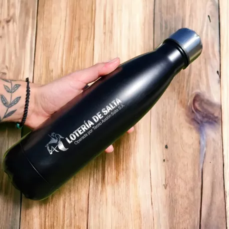 Botella de acero con logo grabado