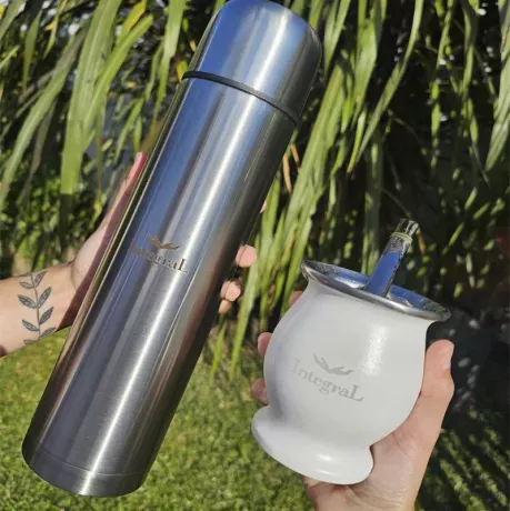Mate y termo con logo grabado