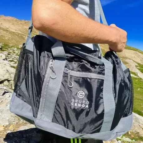 Bolso con logo bordado