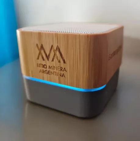 Parlante con logo grabado