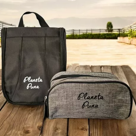 Neceser con logos estampados