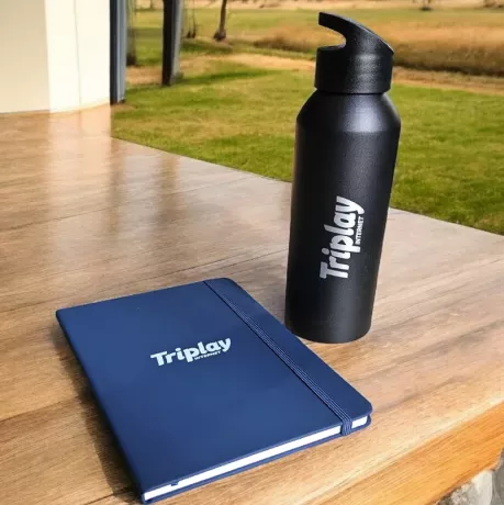 Botella y cuaderno con logo