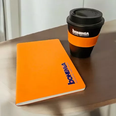 Cuaderno y vaso con impresión
