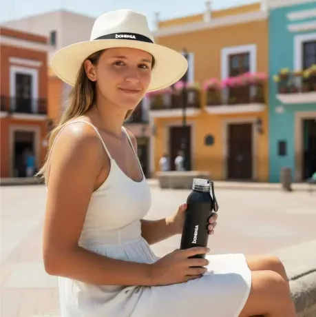 Sombrero y botella con logo