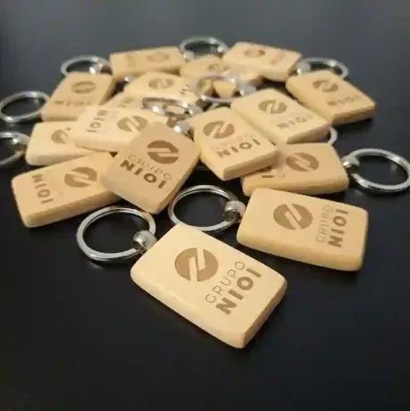 Llaveros madera con logo grabado