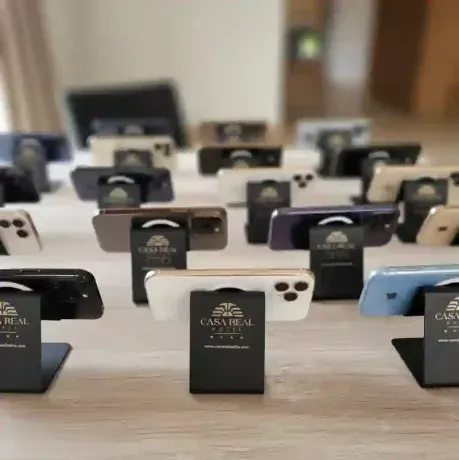 Soporte metal para celular con logo grabado