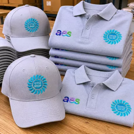 Chombas y gorras con logo
