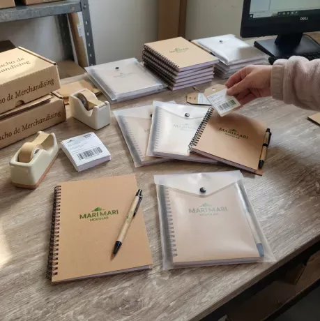 Cuadernos sobre de plástico personalizados. Cliente: Mari Mari