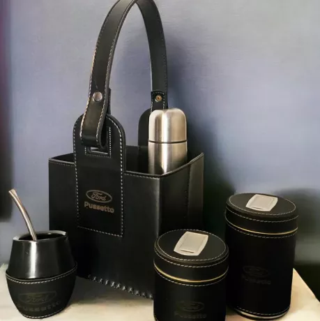 Canasta y accesorios materos con logo