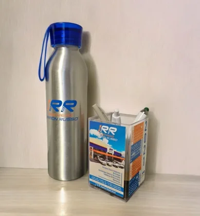 Botella y porta lapices con logo