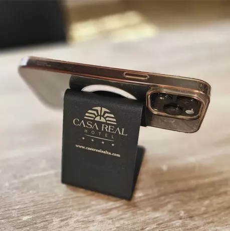 Soporte metalico para celular con logo grabado