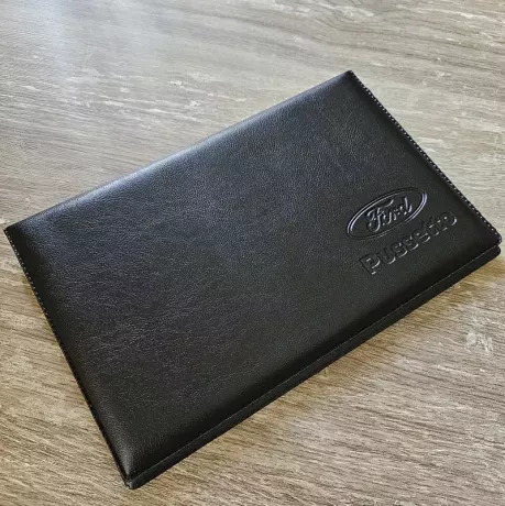 Portadocumentos automovil con logo bajorrelieve