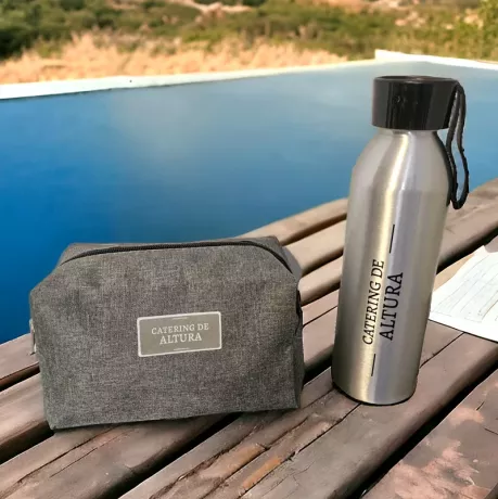 Neceser y botella personalizados