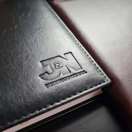 Agenda con logo bajo relieve