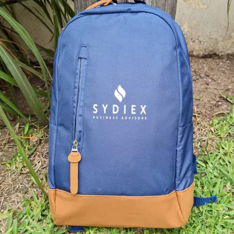 Mochila con logo bordado