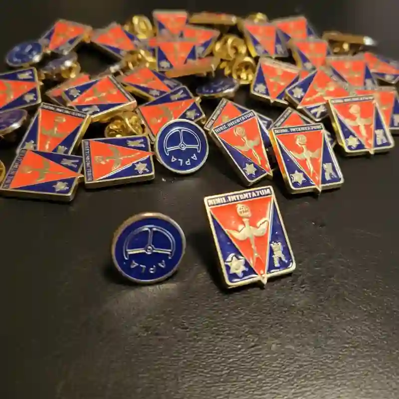 Pin matrizado con logo